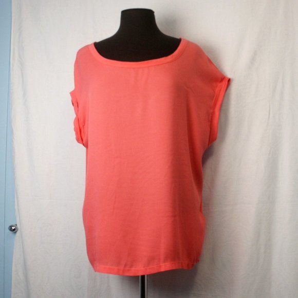 Loose T-shirt with Open Back - Picture 2 of 6